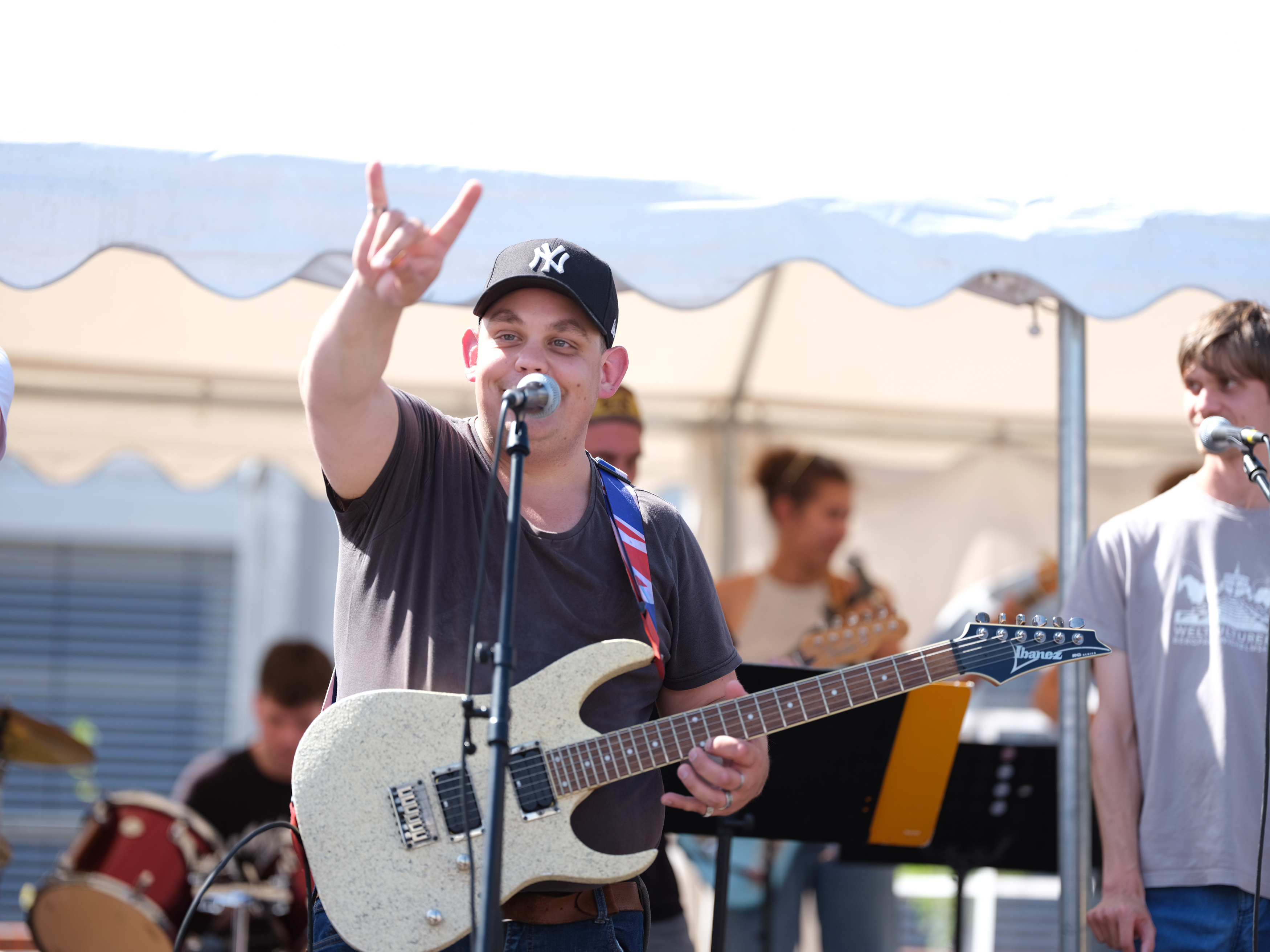 Musiker mit Behinderung am Bass