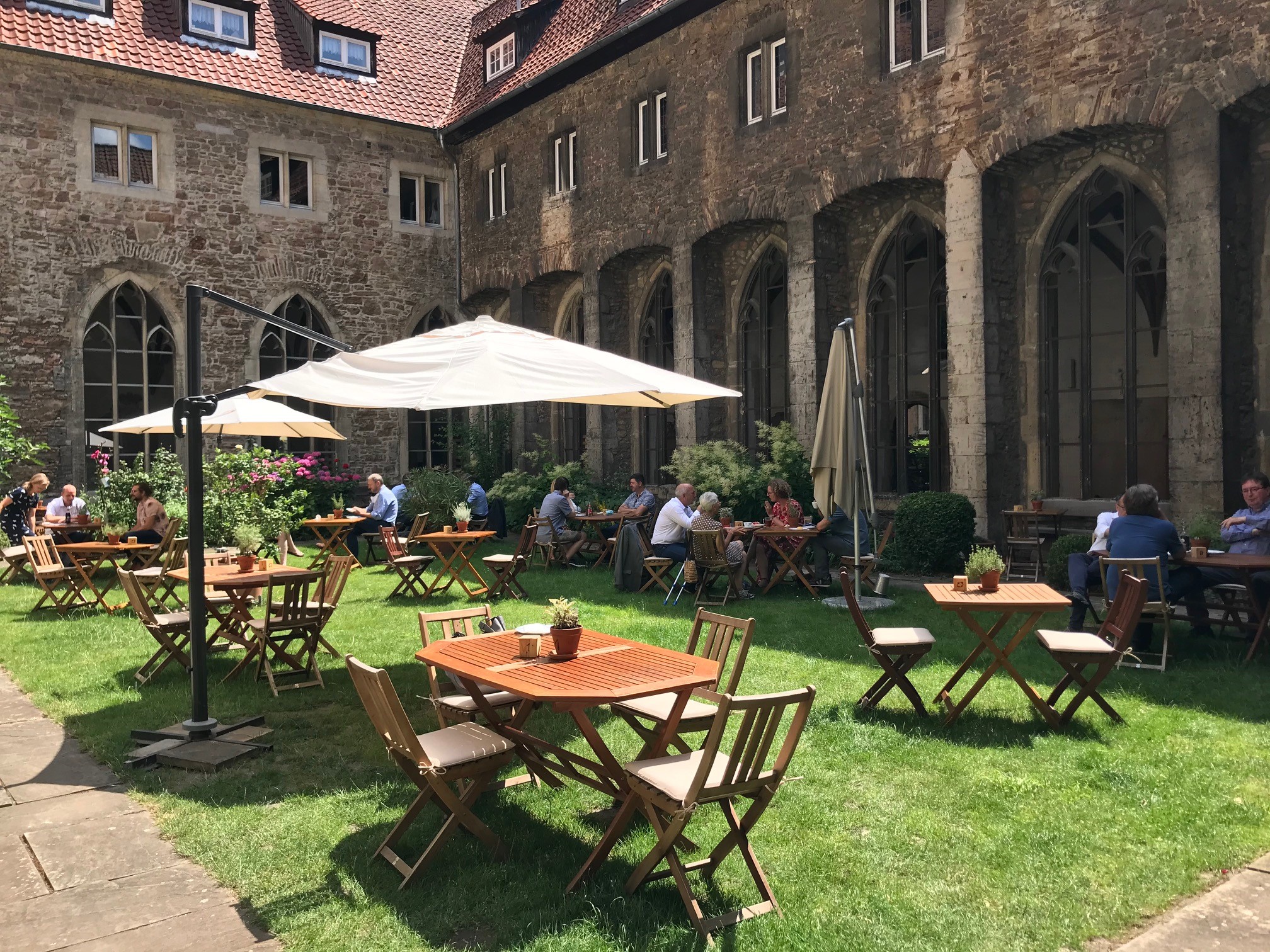 Blick in den Innenhof des Café Kreuzgang
