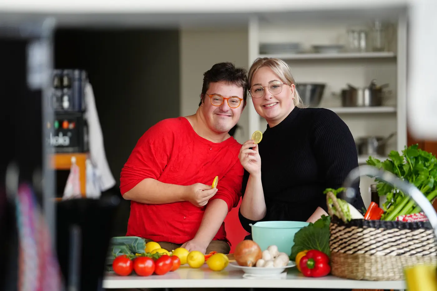 HEP Schülerin mit jungem Mann in der Küche