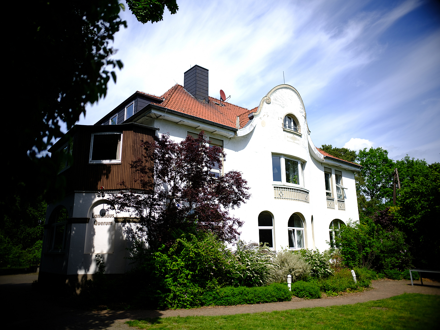 Außenansicht Landhaus Querum: Weißes Gebäude mit runden Vorbau.