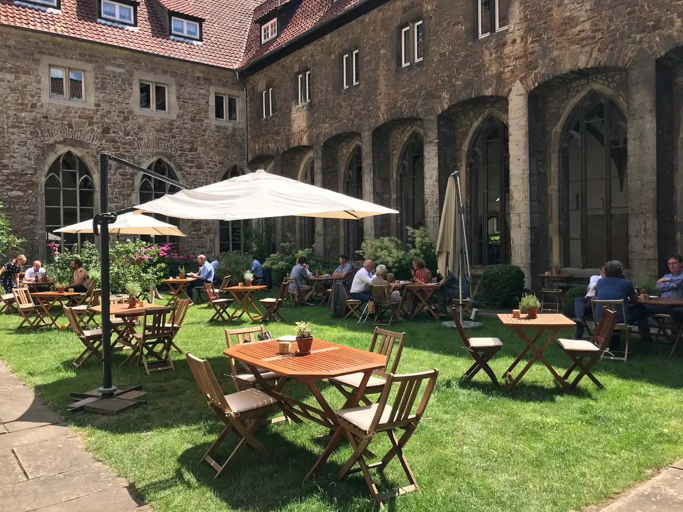 Blick in den Innenhof des Café Kreuzgang