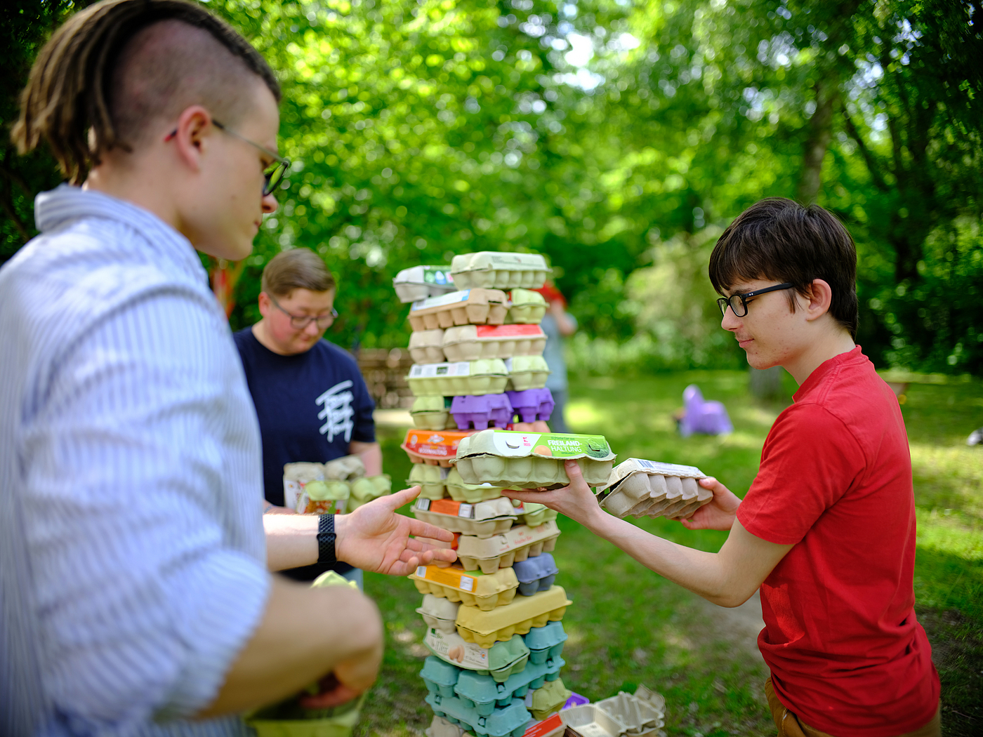 Spielaktion mit Eierkartons beim Sommerfest im Landhaus Querum