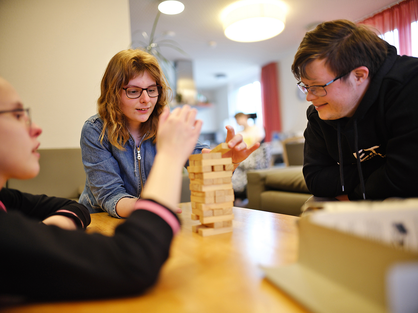 Gruppe von jungen Menschen mit Behinderung spielen gemeinsam ein Spiel