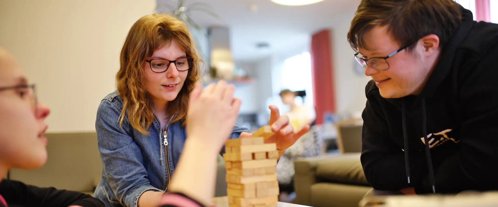 Gruppe von jungen Menschen mit Behinderung spielen gemeinsam ein Spiel