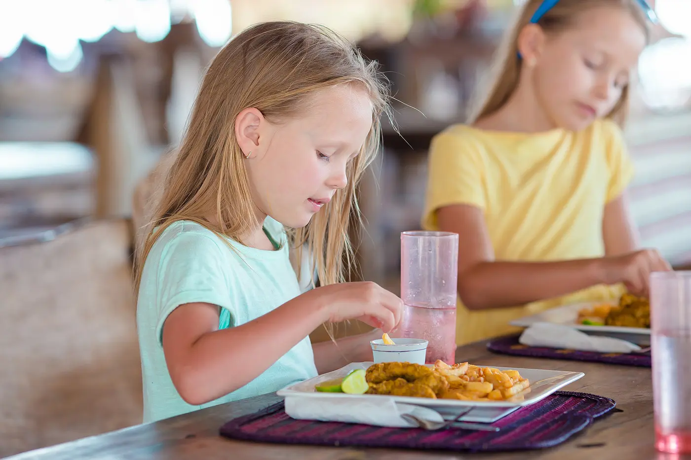 Kinder beim Essen in der Schulmensa