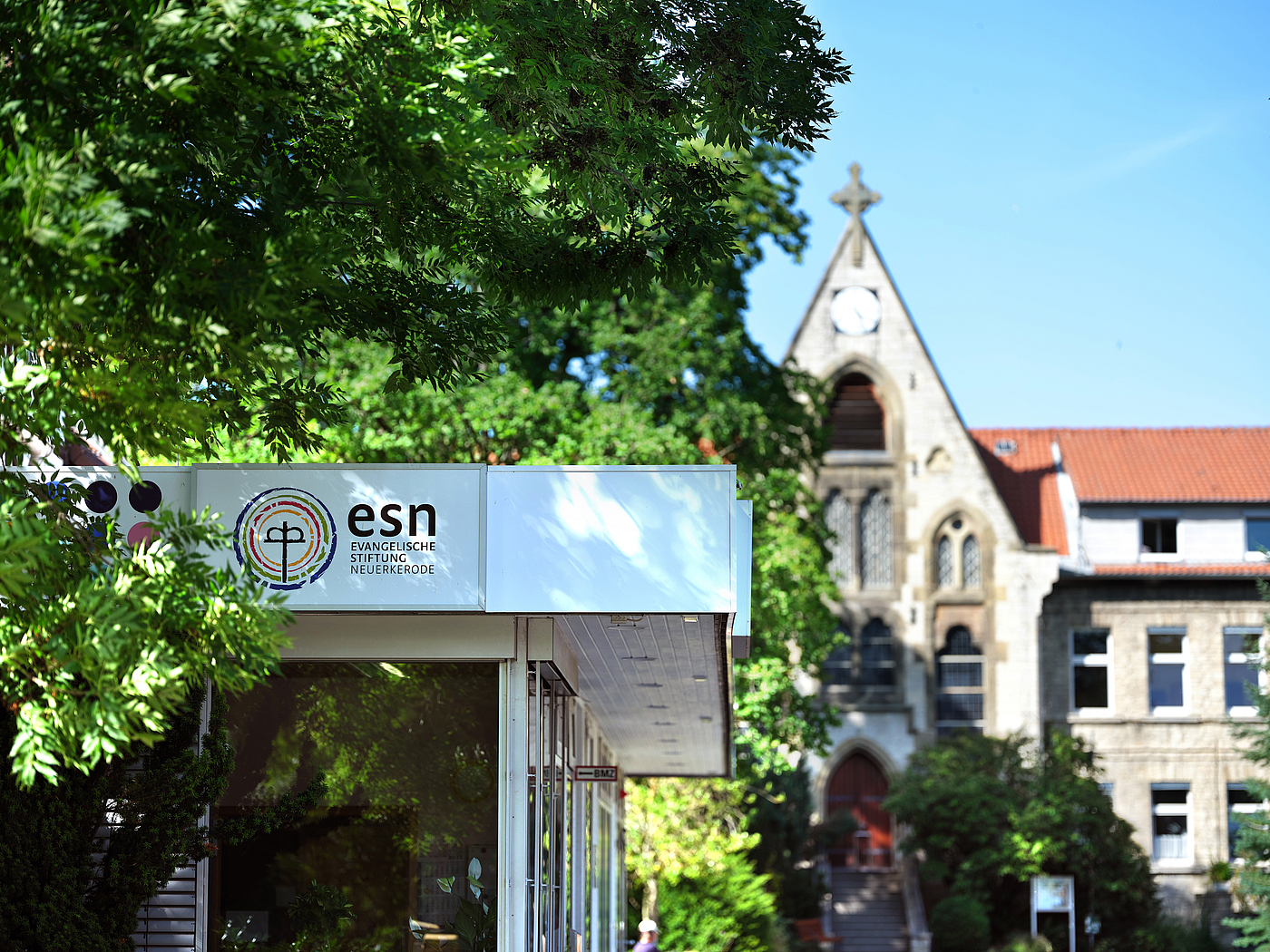 Blick auf den Dorfeingang und die Info in Neuerkerode