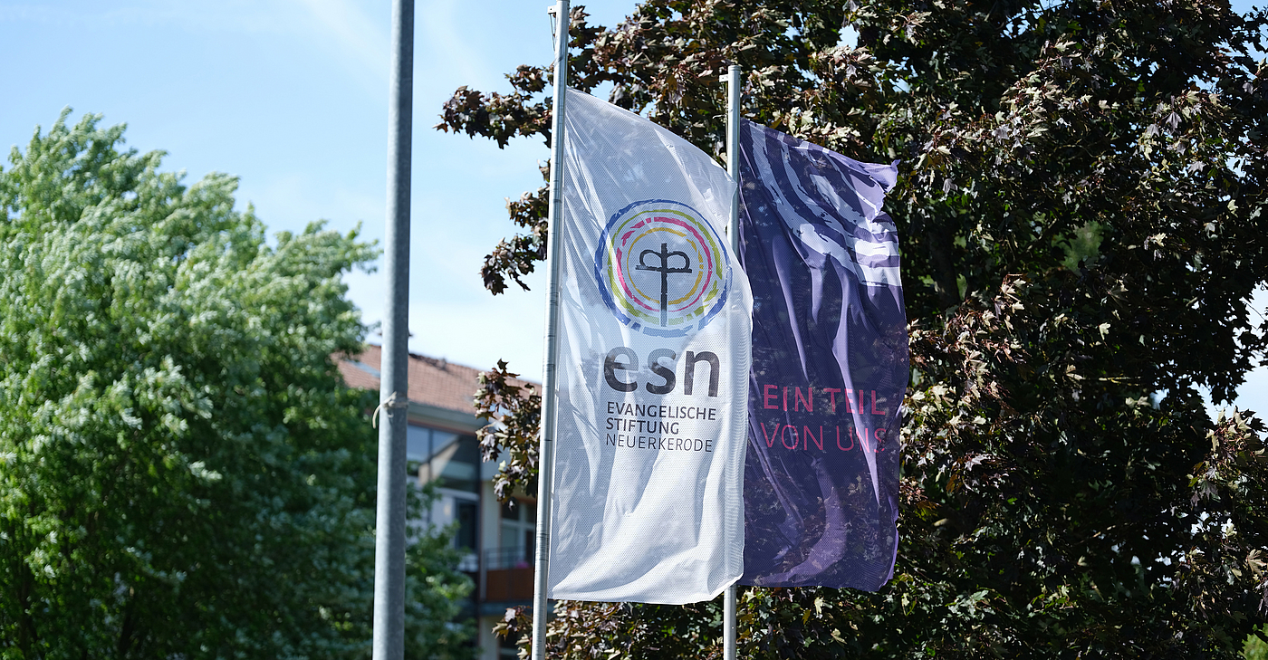 Fahnen wehen im Wind darauf ist das esn Logo zu sehen