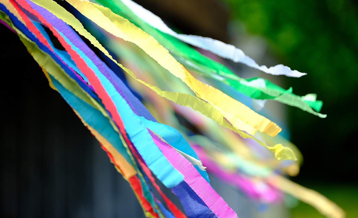 bunte Bänder wehen im Wind