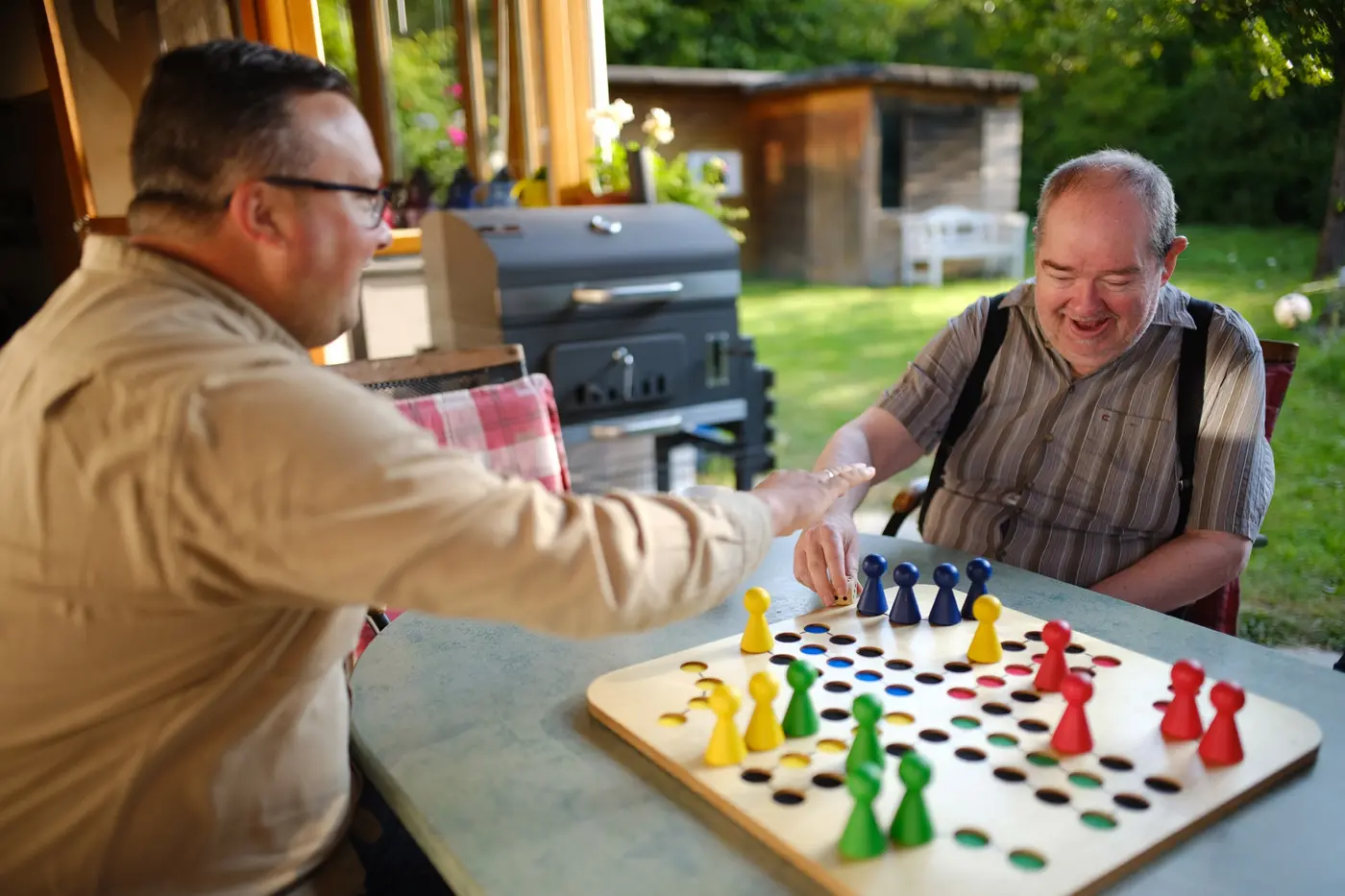 Freizeit in der Behindertenhilfe Mann und Betreuer beim Spielen