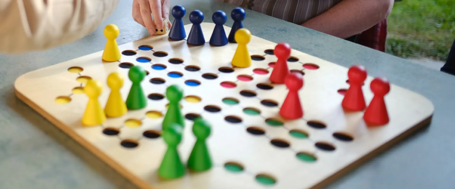 Freizeit in der Behindertenhilfe Mann und Betreuer beim Spielen