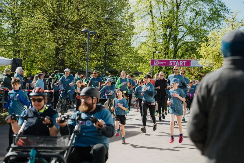 Das Bild zeigt Teilnehmende des inklusiven Spendenlaufs in Neuerkerode.