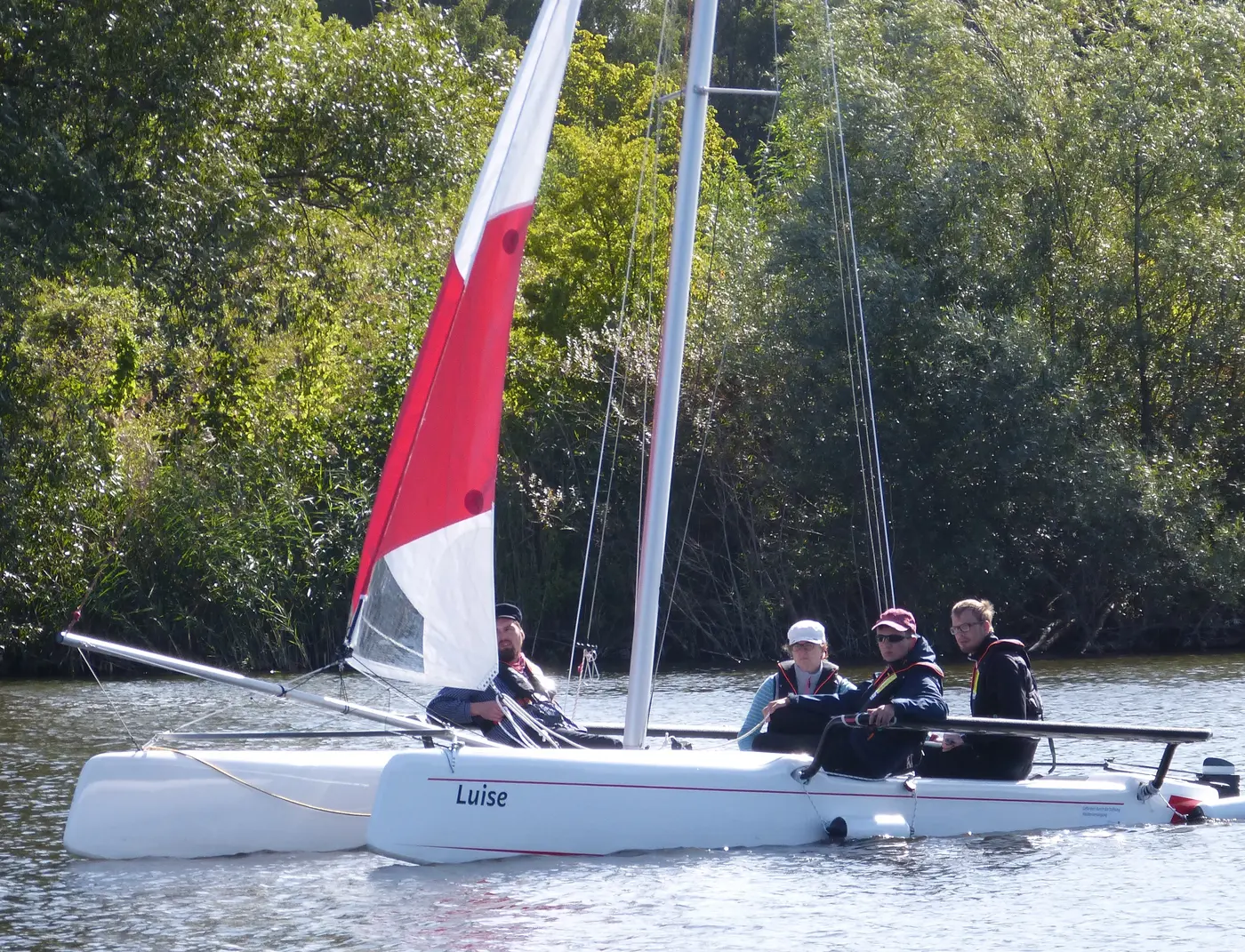 Menschen mit Behinderungen steuern den Catermaran "Luise" über das Wasser