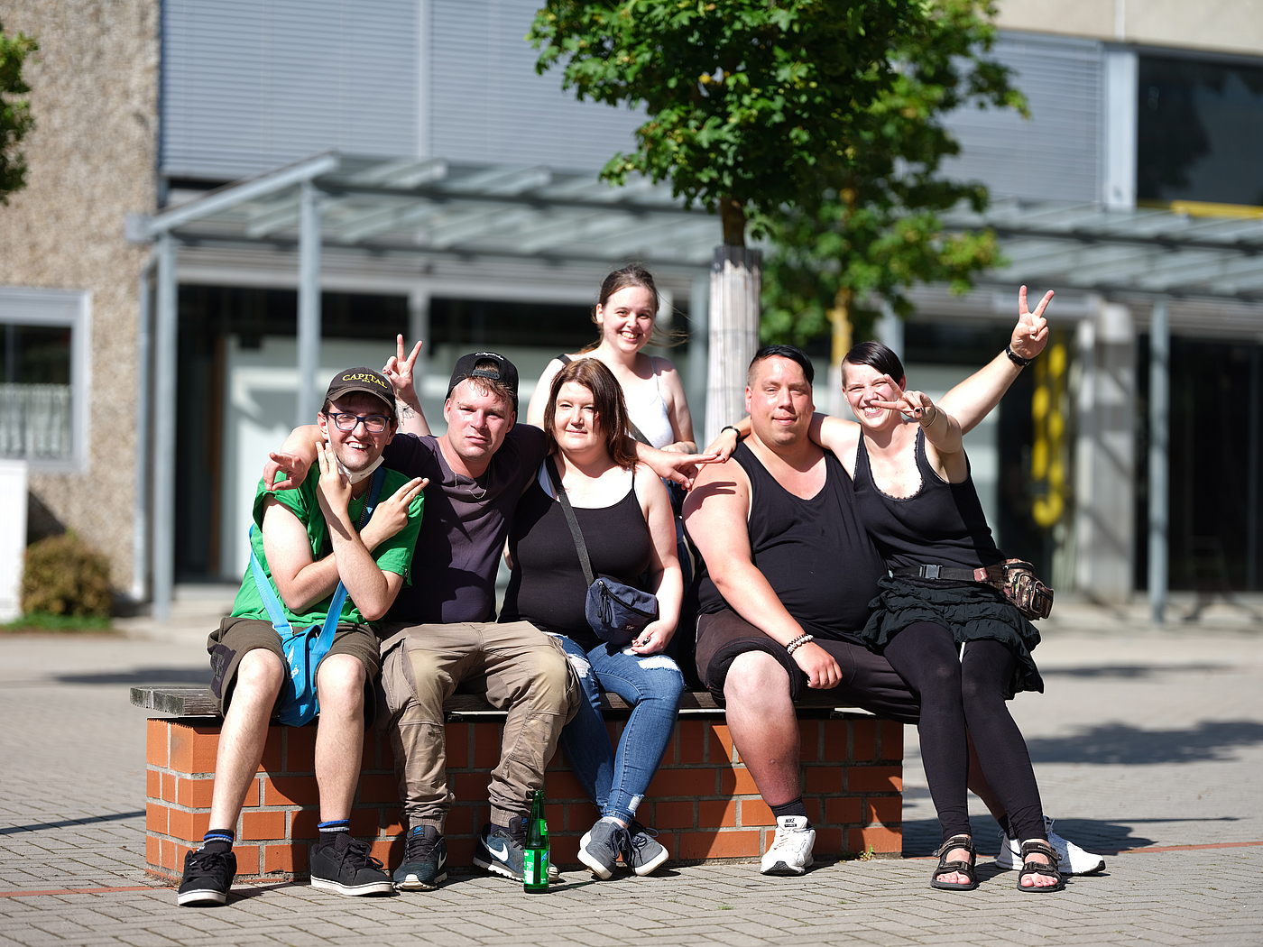 Gruppe von jungen Menschen lachen in die Kamera