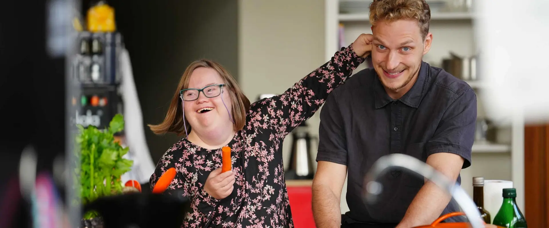 Bürgerin kocht gemeinsam mit Mitarbeiter der Wohnen und Betreuen.