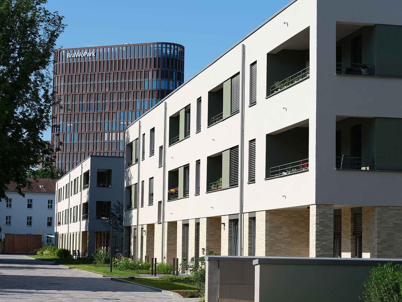 Quartier St. Leonhard in Braunschweig. Gebäude mit hellen Klinker und vielen Balkonen.