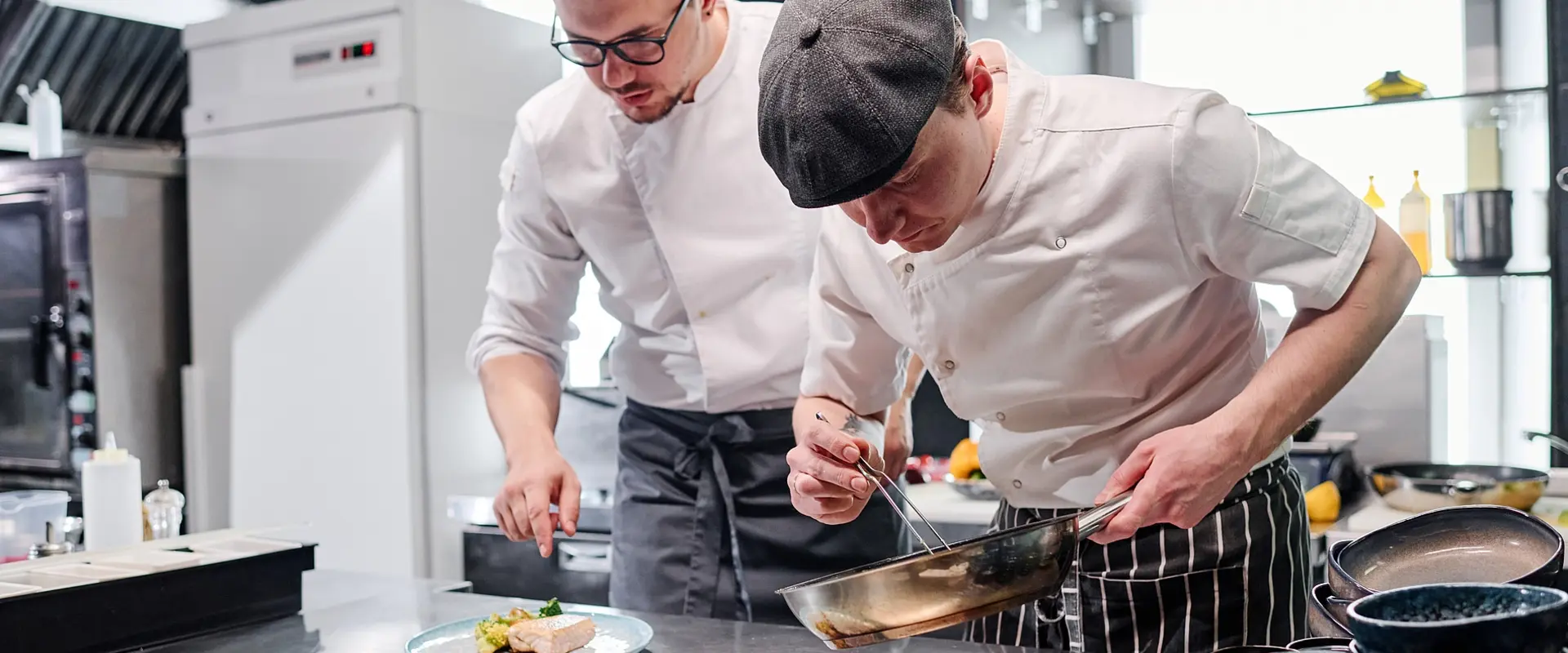 Köche bei der Arbeit. 