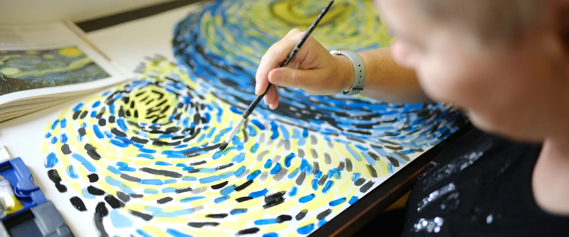 Künstler:innen mit Behinderung beim Malen in der Kunstwerkstatt